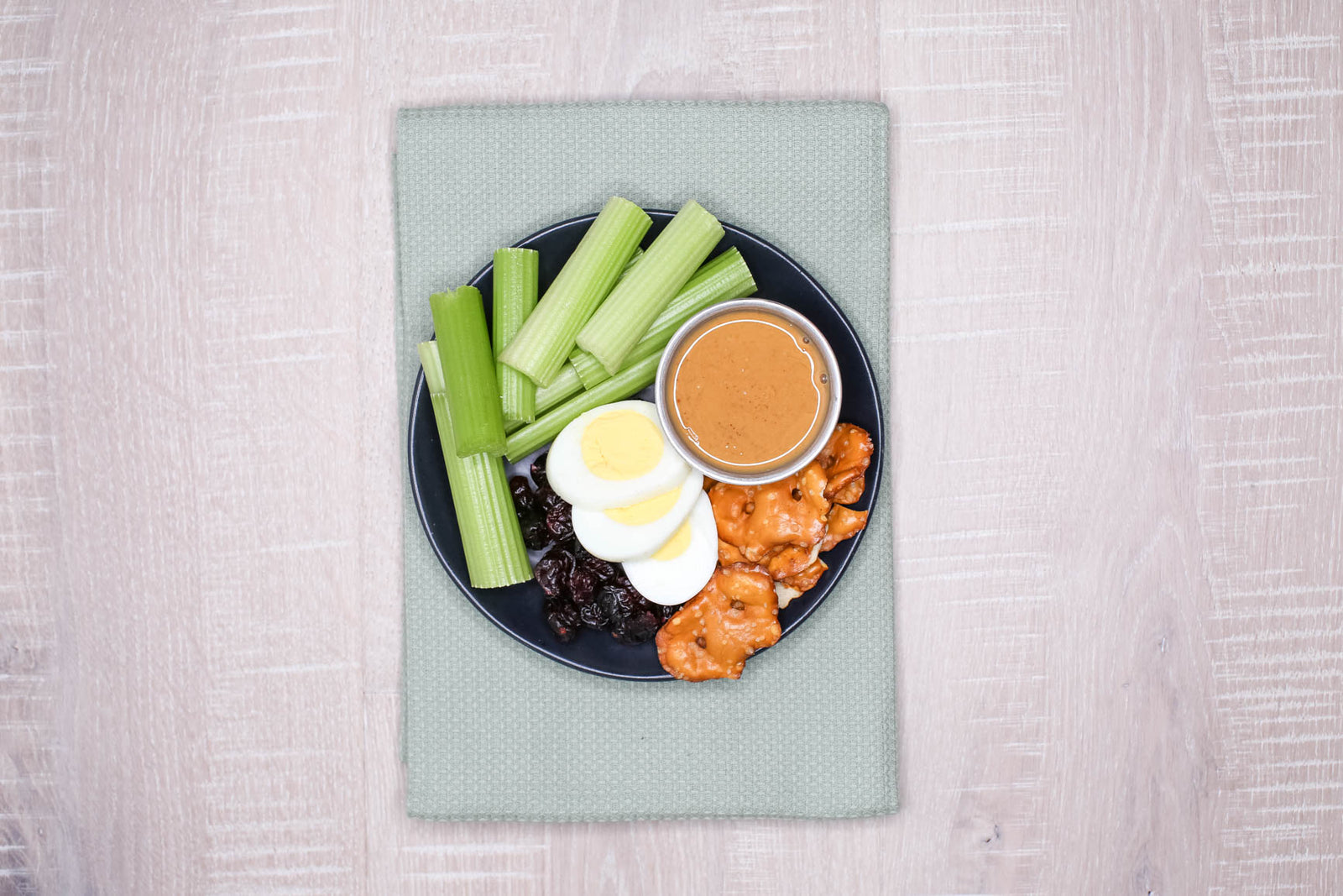 Snack Box - Celery Sticks, Peanut Butter & HB Egg